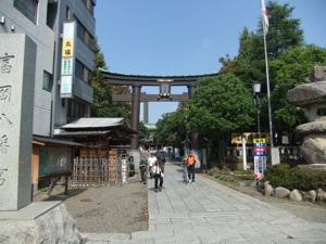 参道のちょっと奥に建つ大きな鳥居