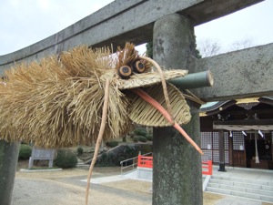 鳥居に付いた藁で作られた蛇