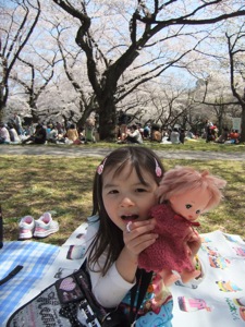 真由喜と人形が桜を見る