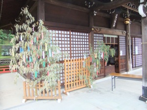 社殿の前の七夕飾り