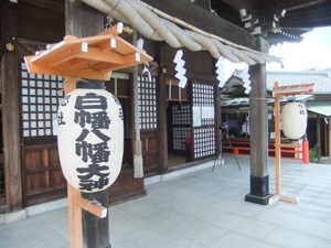 社殿の前に社名の書いてある提灯が飾られる
