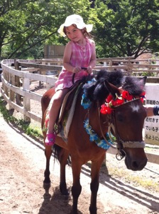 真由喜がポニーに乗っている