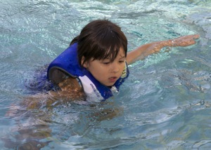 真由喜がプールの中で泳いでいる