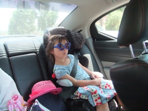 真由喜が車に座って、サングラスをした