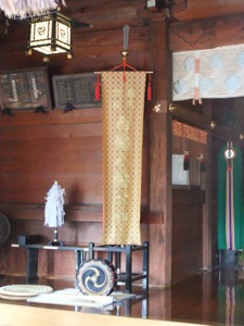 祓串や鼓や鉾が拝殿で並ぶ