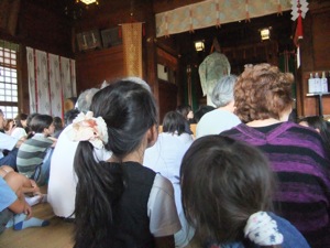 真由喜と友人の娘を後ろから撮って、背景には禰宜舞が見える