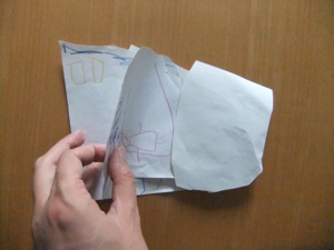 紙の数枚を綴って製本された子供作りの絵本