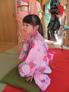 真由喜が浴衣を着て、正座しながら出番を待つ