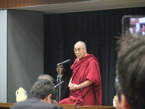 講演中のダライ・ラマ