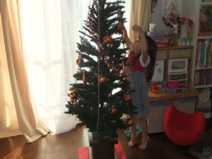 真由喜が飾りをツリーに付ける瞬間