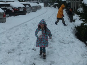 真由喜が、大きな雪の塊を持って、私に向かっている。撮影の直後、襲われた。