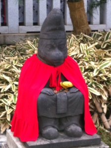 石像物のお猿の膝の上にバナナがある