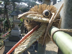 鳥居の上部に付けられた藁の蛇の顔