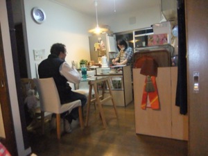 キッチンで食べてる風景