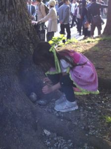 真由喜が神木の根元で磐座を建立する
