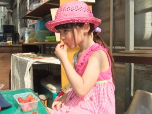 真由喜がいちごを食べる
