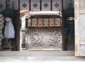 拝殿の奥にある彫刻が施される扉