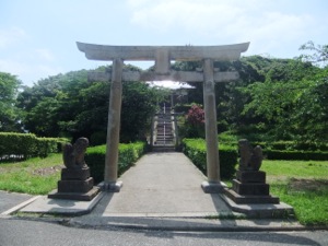 鳥居と参道の無効に社殿は辛うじて見える。