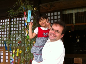 笹に飾ってあった短冊を持つ真由喜と真由喜を持つ私