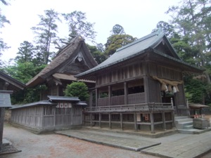 神社の拝殿と本殿