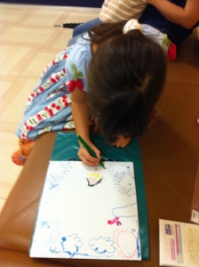 色紙に描いている真由喜