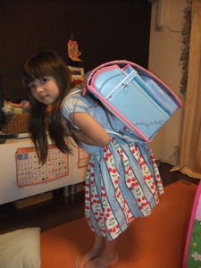 真由喜がランドセルを背負っている