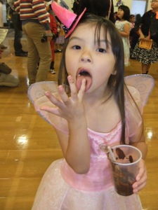 真由喜がチョコレートを食べているが、顔がチョコまみれになっている。