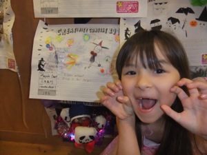 真由喜が自分の絵の前で怖い顔をする