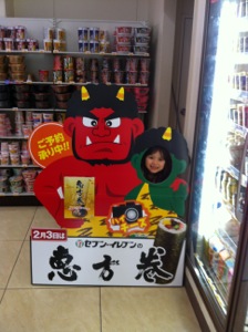 コンビニで真由喜が鬼の型でポーズ