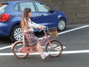 真由喜が補助輪とペダルはない自転車で移動