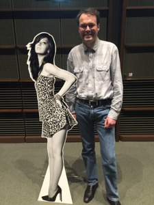 私が北川景子さんの等身大の写真の隣に立っている。私の方の背が高い。