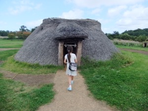 真由喜が縄文時代の復元された家に入ろうとする