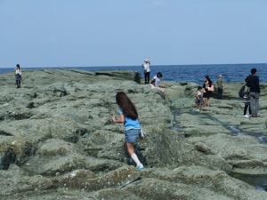 真由喜が千畳敷で飛び上がる