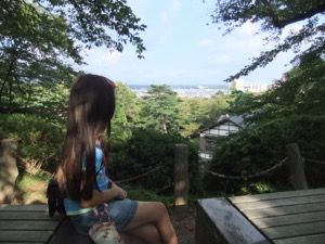 秋田市を見下ろしている真由喜