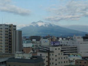 弘前の街の向こうに岩木山が聳える