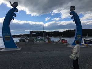 母が鮎川桟橋の柱を見る